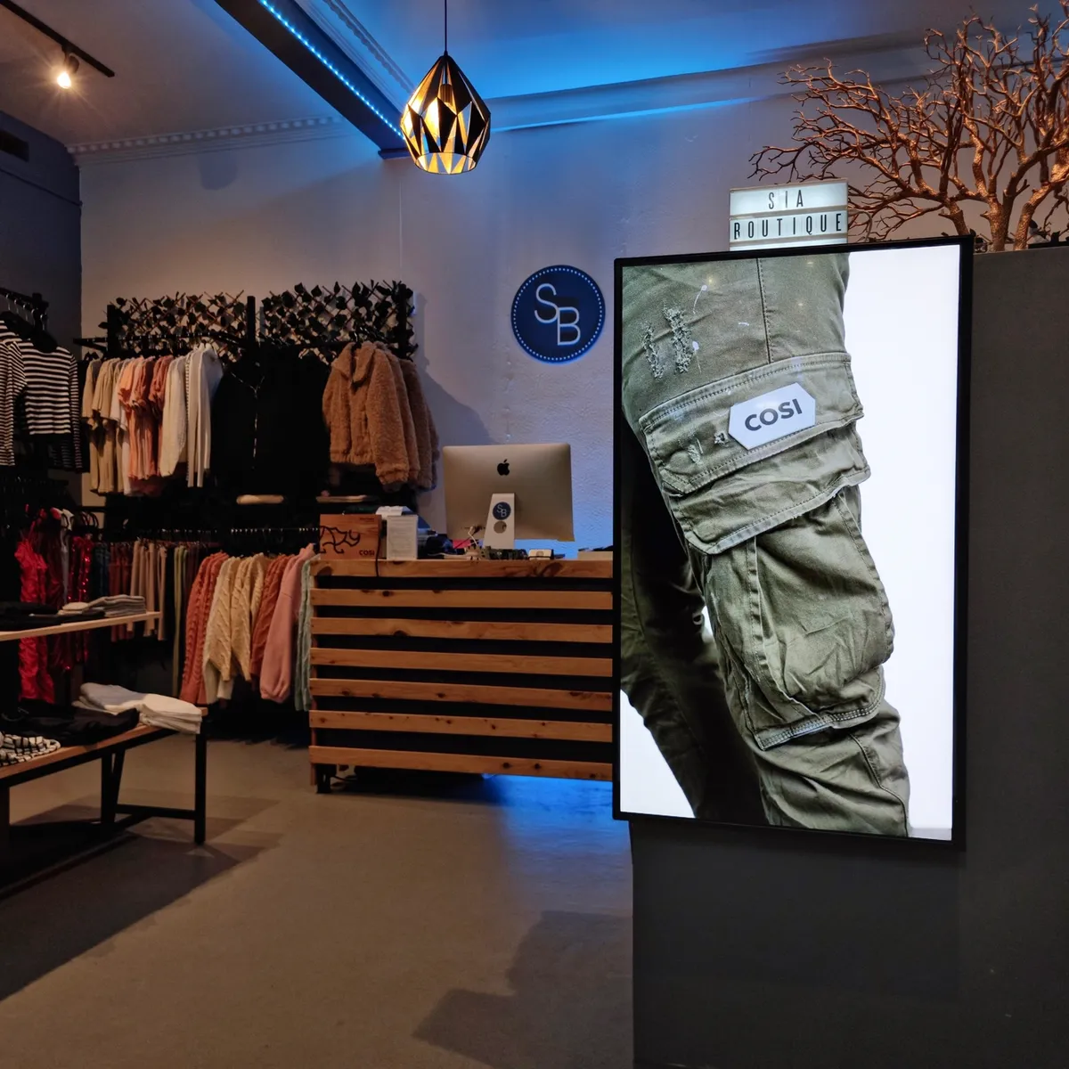 Digital Signage Clothing Store